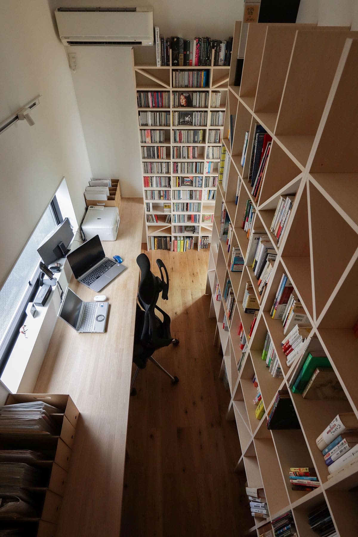 書斎の本棚・CD棚 - Shelf 壁一面の本棚 奥行250mm / 壁一面のコミック本棚 奥行180mm」- マルゲリータお客様事例