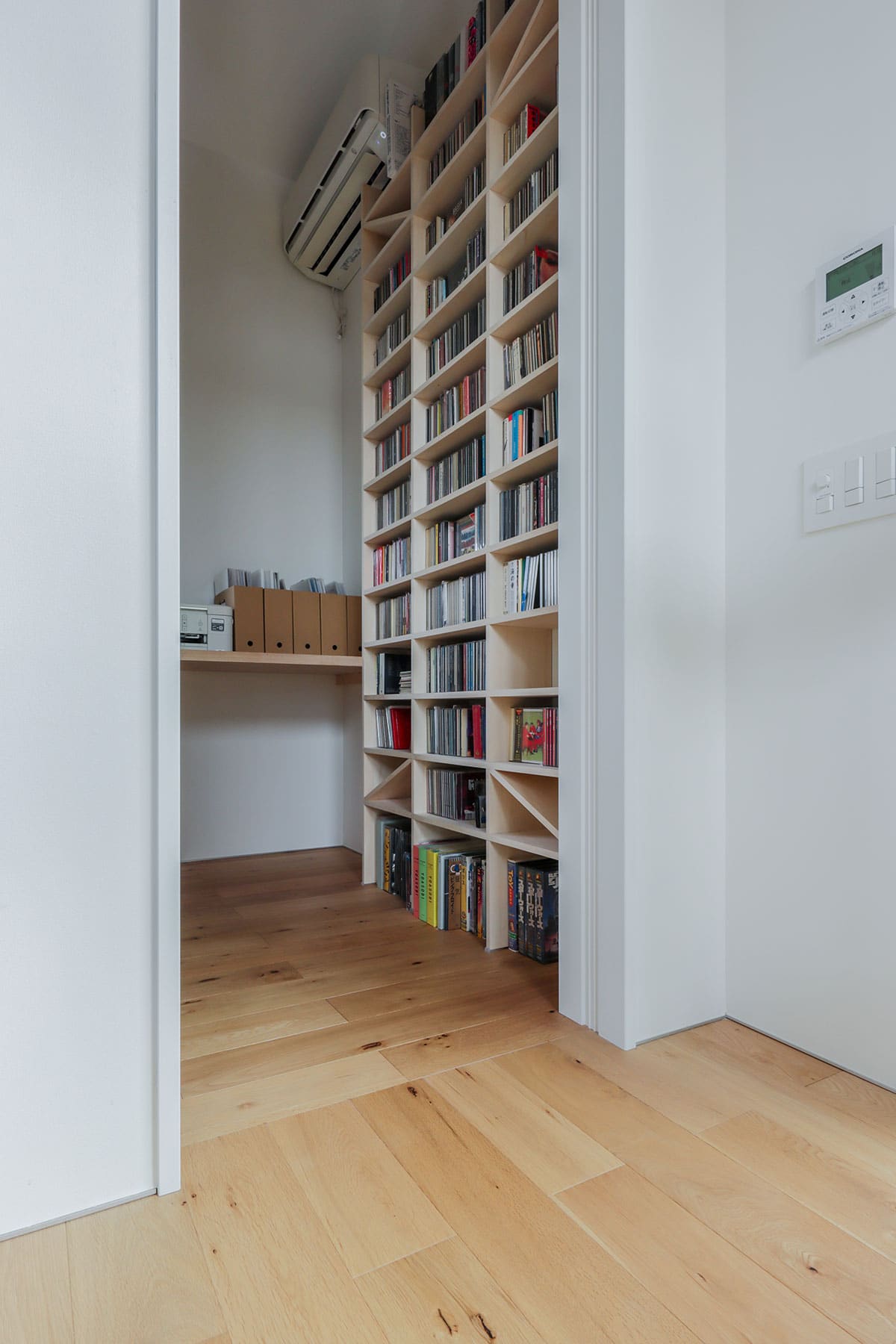 書斎の本棚・CD棚 - Shelf 壁一面の本棚 奥行250mm / 壁一面のコミック本棚 奥行180mm」- マルゲリータお客様事例