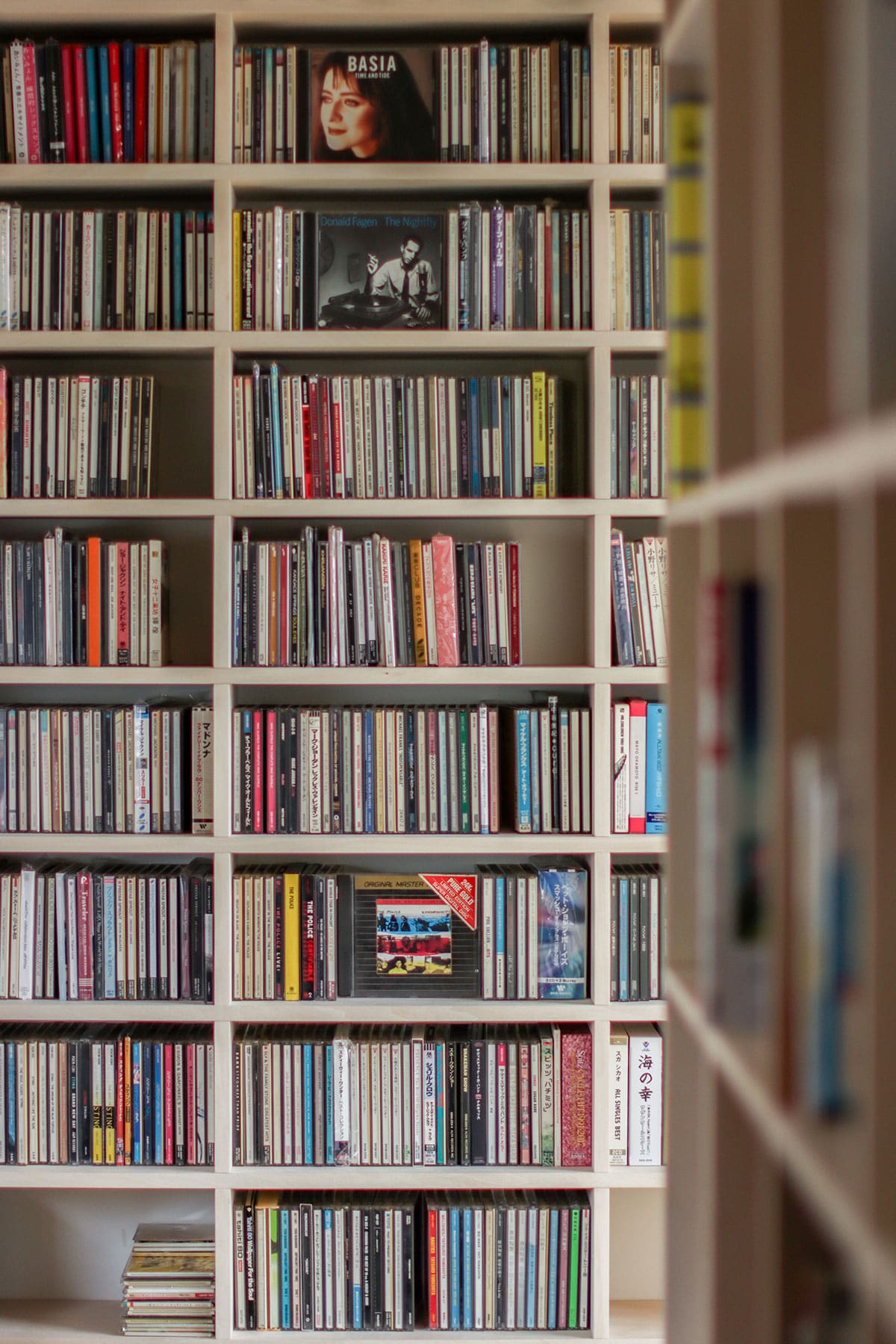 書斎の本棚・CD棚 - Shelf 壁一面の本棚 奥行250mm / 壁一面のコミック本棚 奥行180mm」- マルゲリータお客様事例