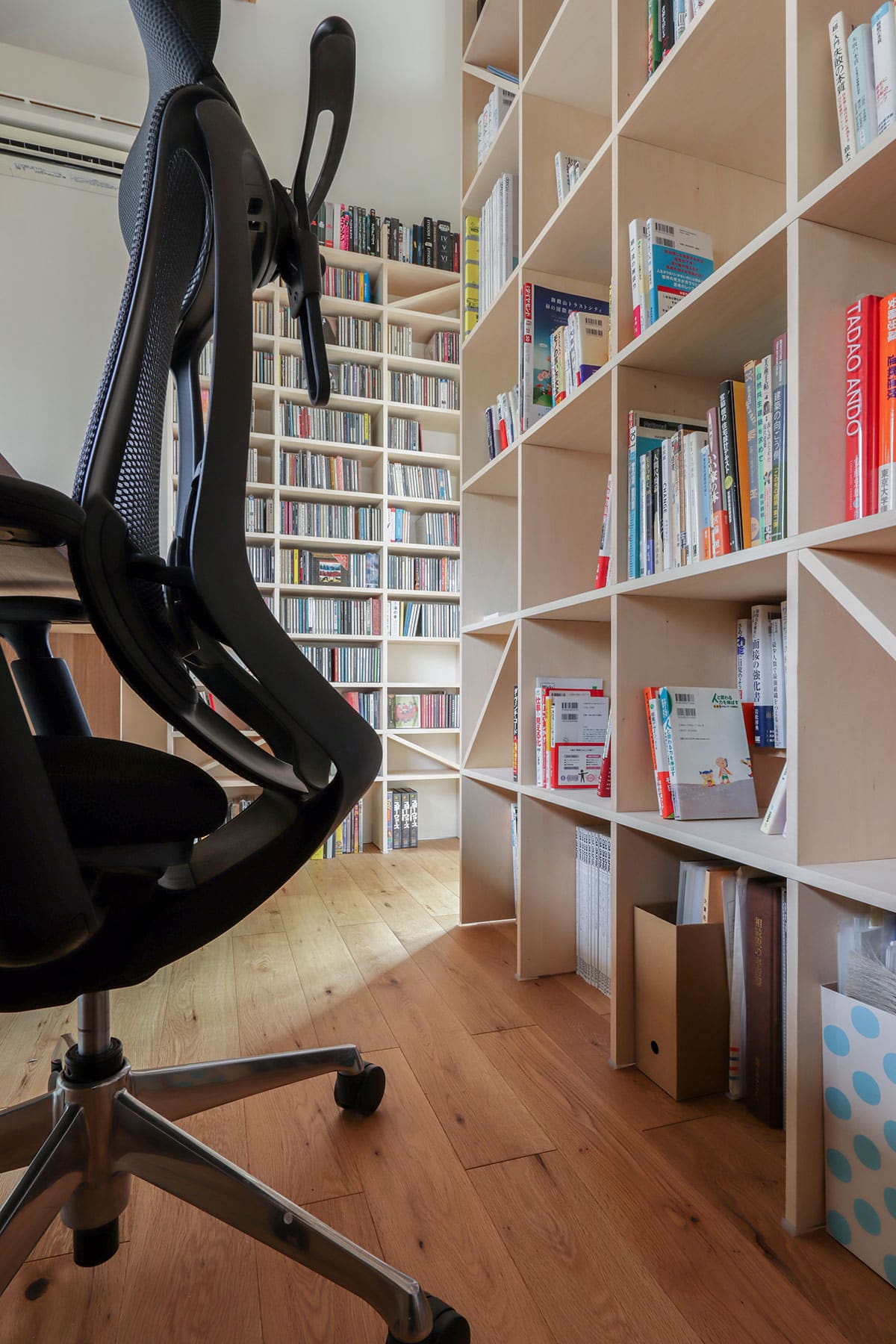 書斎の本棚・CD棚 - Shelf 壁一面の本棚 奥行250mm / 壁一面のコミック本棚 奥行180mm」- マルゲリータお客様事例