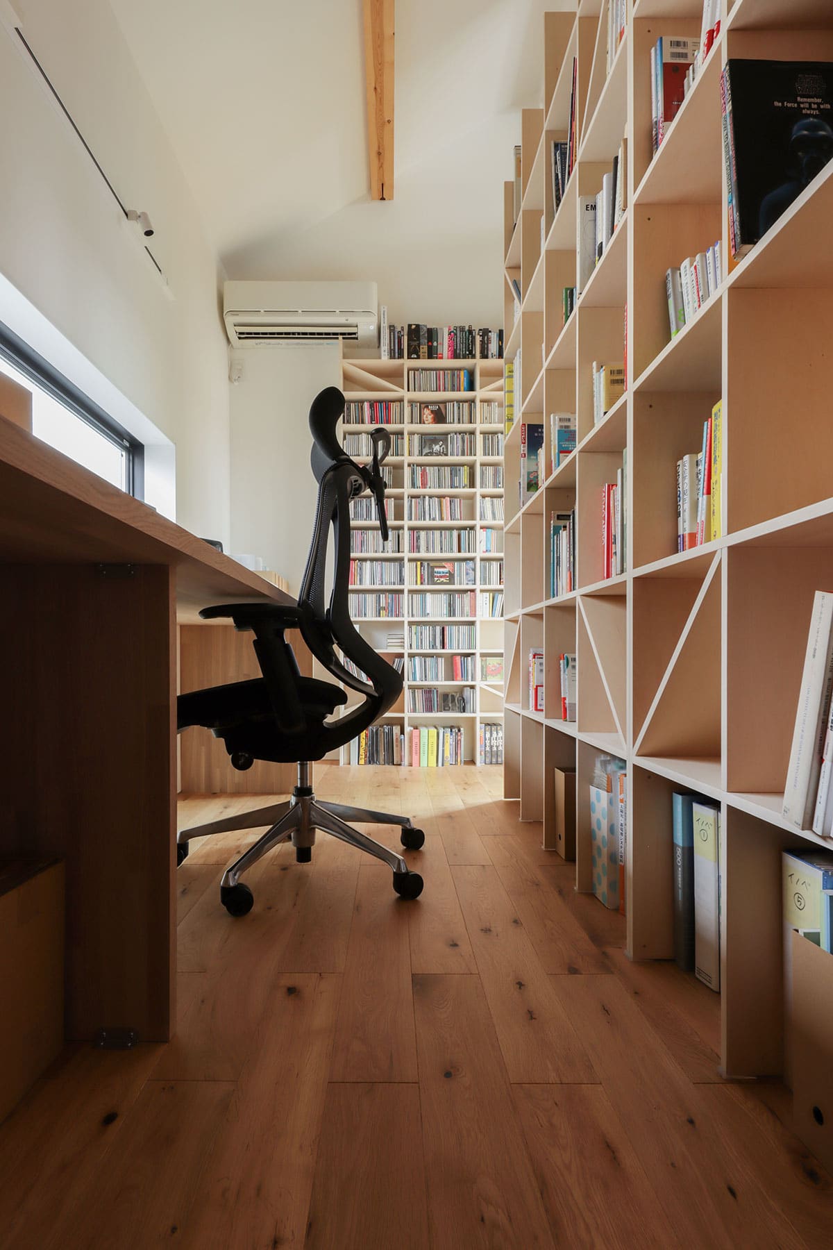 書斎の本棚・CD棚 - Shelf 壁一面の本棚 奥行250mm / 壁一面のコミック本棚 奥行180mm」- マルゲリータお客様事例