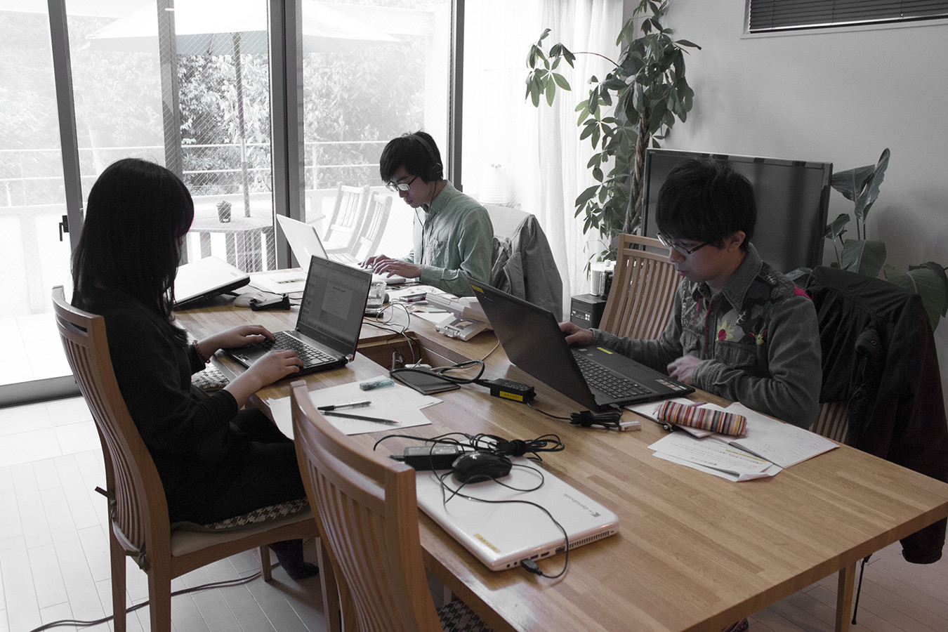 オフィス家具を使わずに、自然でおしゃれな仕事場にしたい方への事例をご紹介