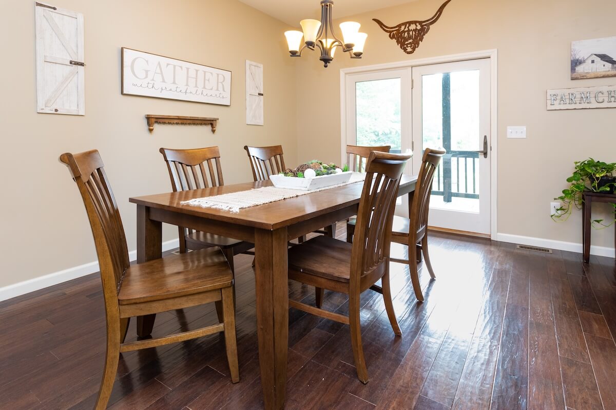 リビング・ダイニングにはソファではなく大きなテーブルの事例を紹介