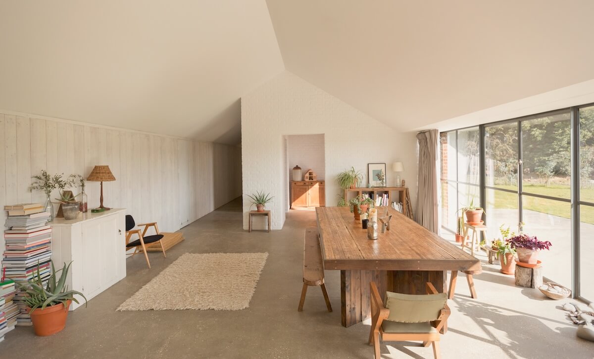 リビング・ダイニングにはソファではなく大きなテーブルの事例を紹介