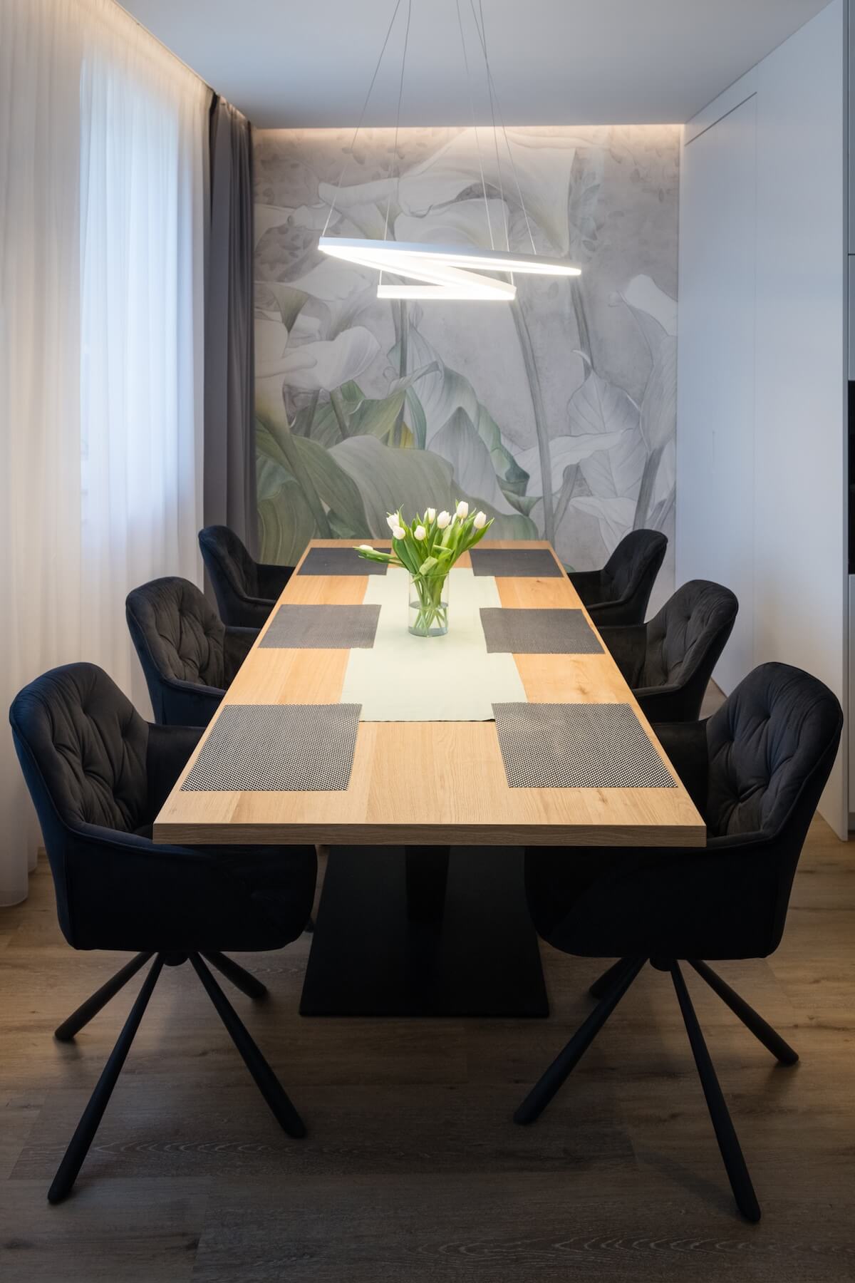 リビング・ダイニングにはソファではなく大きなテーブルの事例を紹介