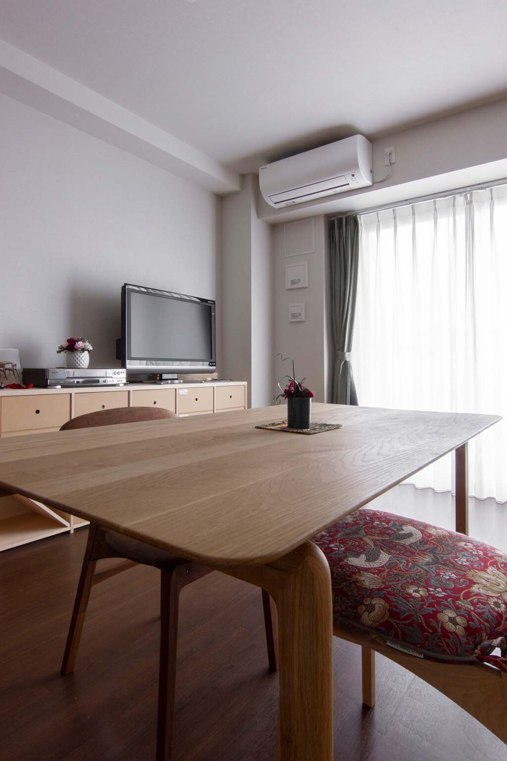 リビング・ダイニングにはソファではなく大きなテーブルの事例を紹介