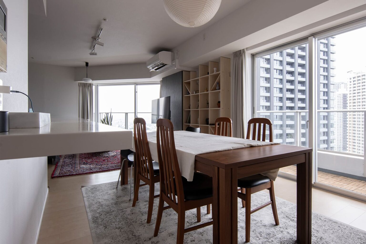 リビング・ダイニングにはソファではなく大きなテーブルの事例を紹介