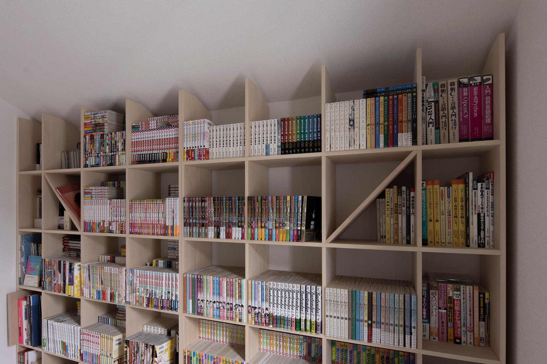 本をおしゃれに見せる収納本棚 大容量・ディスプレイ型など実例をご紹介