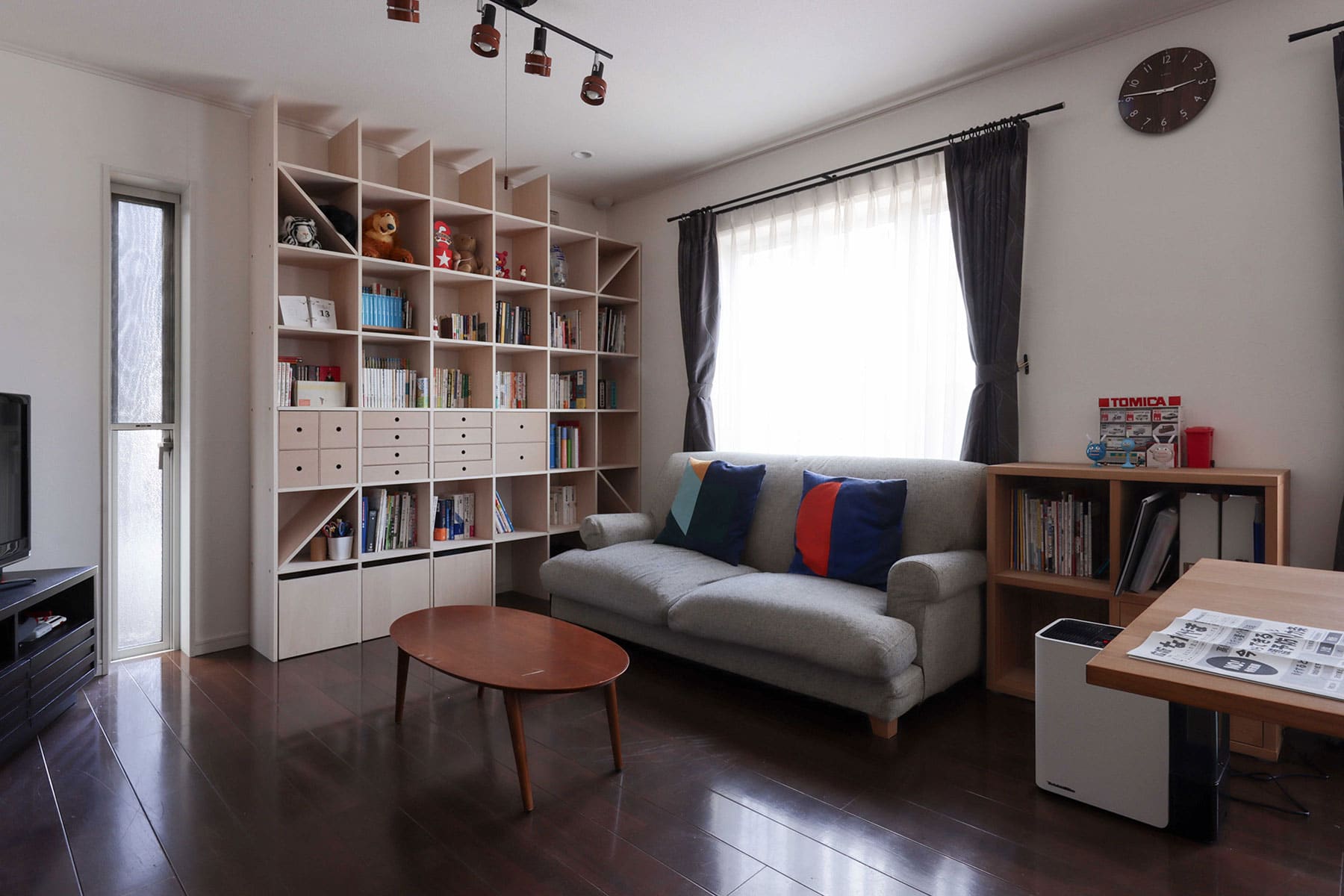 新築でリビングに収納がない場合はどうする? 広く使える収納家具の設定事例をご紹介