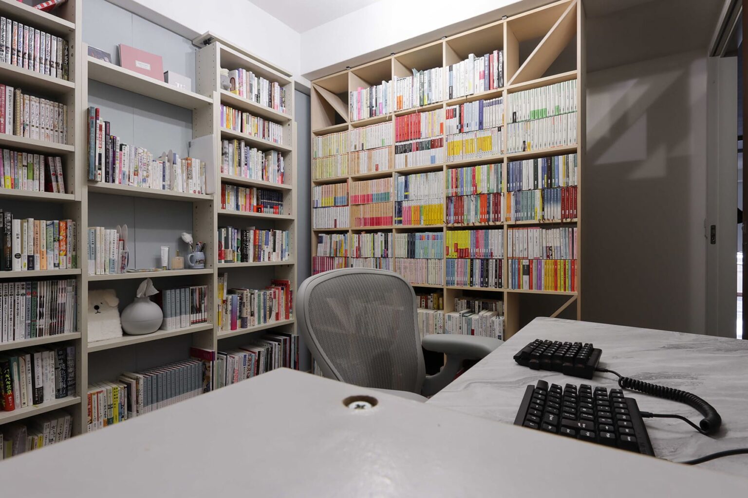 本をおしゃれに見せる収納本棚 大容量・ディスプレイ型など実例をご紹介