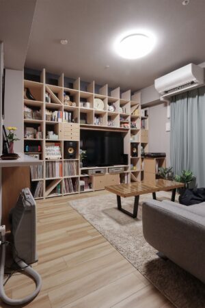 リビングのテレビボード - Shelf 壁一面の本棚 奥行350mm・スリム本棚 - マルゲリータお客様事例
