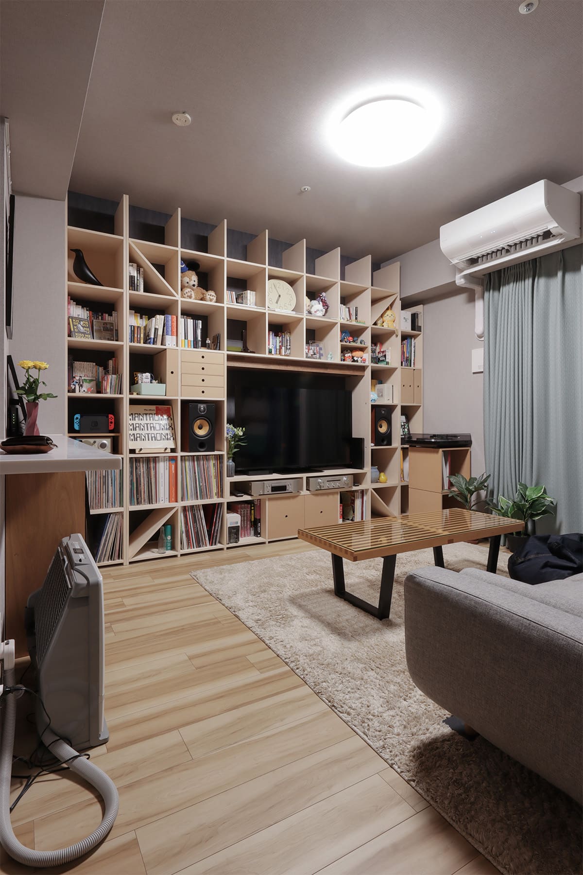 リビングのテレビボード - Shelf 壁一面の本棚 奥行350mm・スリム本棚 - マルゲリータお客様事例