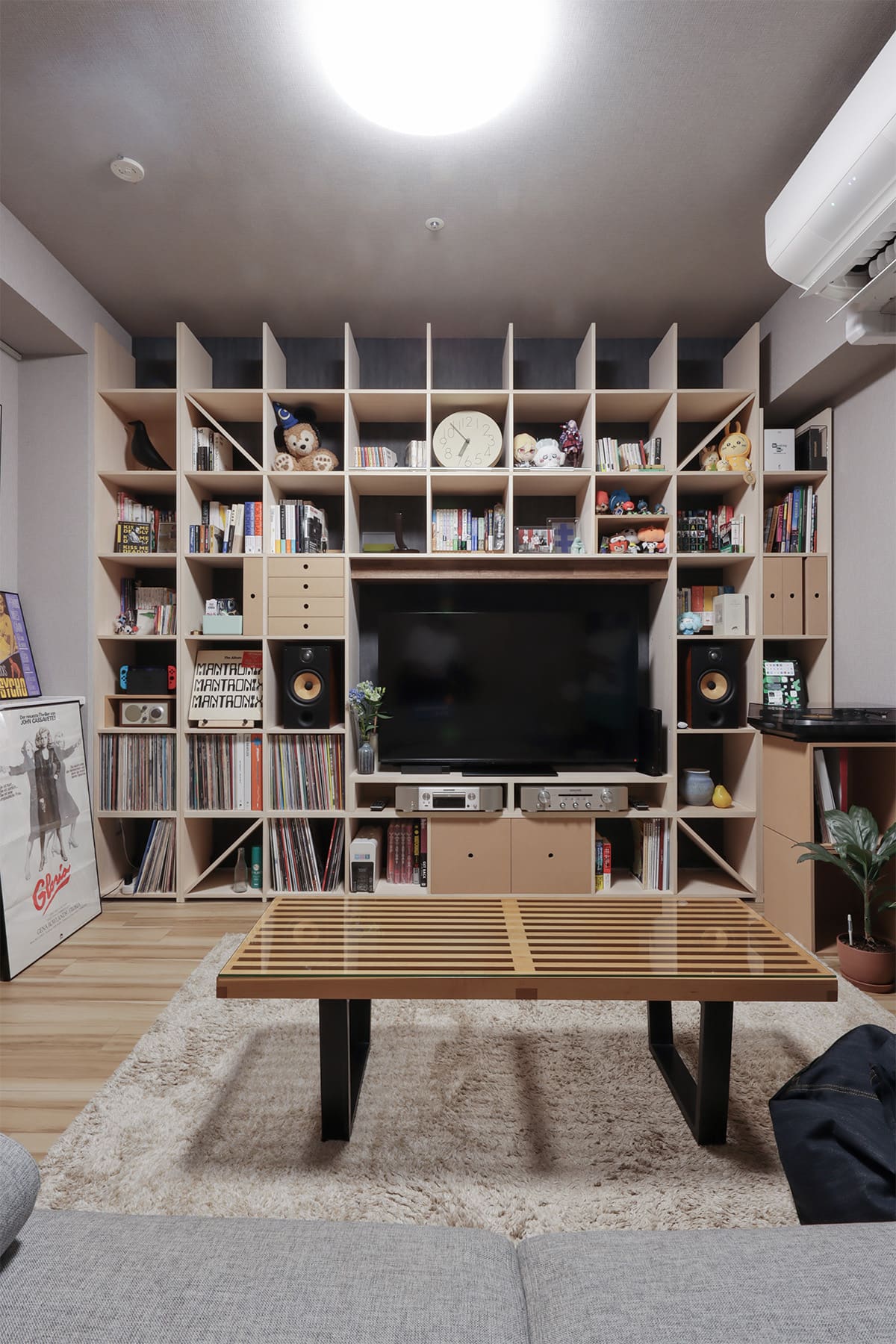 リビングのテレビボード - Shelf 壁一面の本棚 奥行350mm・スリム本棚 - マルゲリータお客様事例