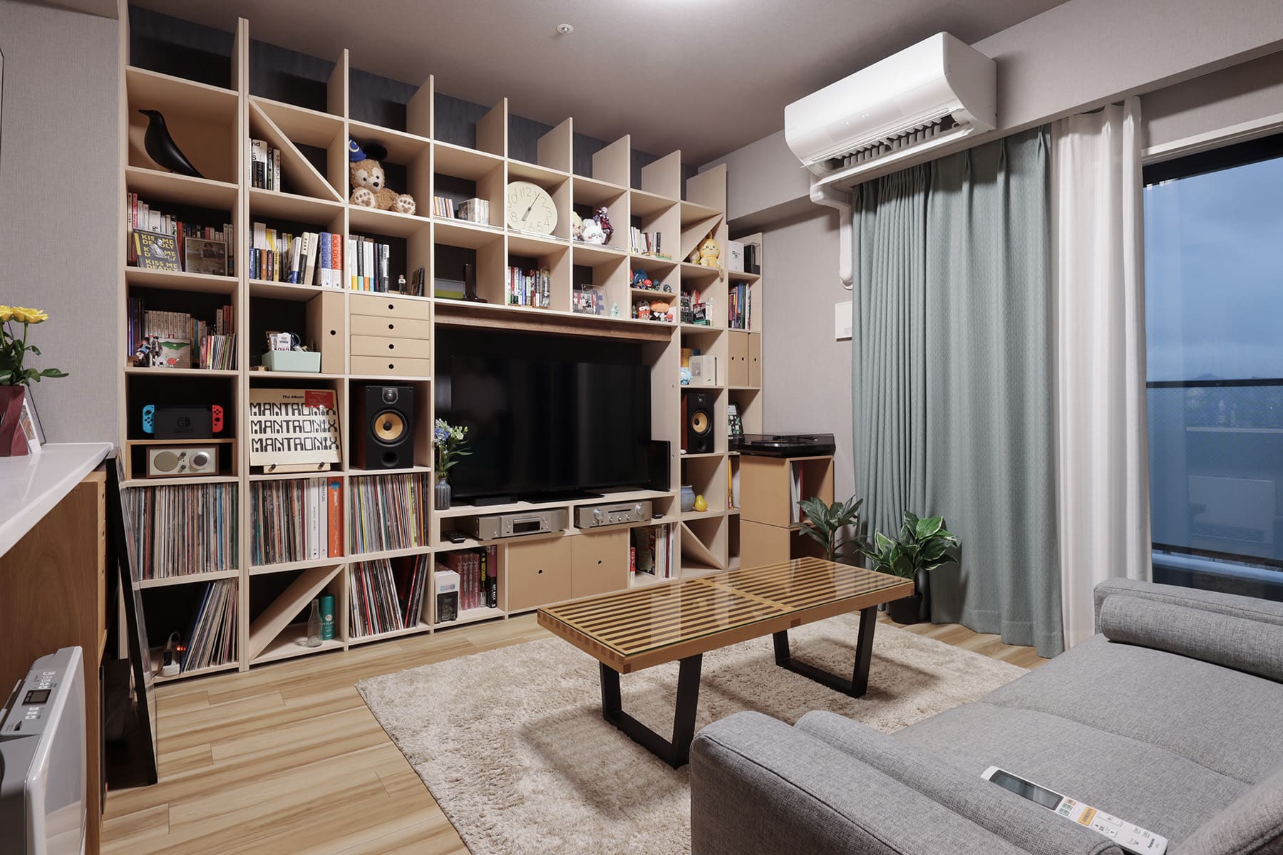 リビングのテレビボード - Shelf 壁一面の本棚 奥行350mm・スリム本棚 - マルゲリータお客様事例