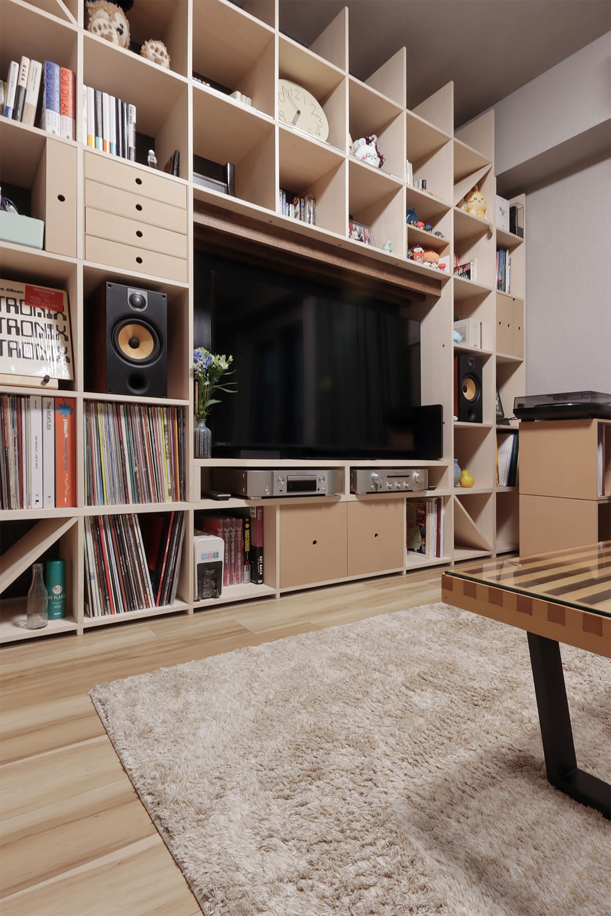 リビングのテレビボード - Shelf 壁一面の本棚 奥行350mm・スリム本棚 - マルゲリータお客様事例