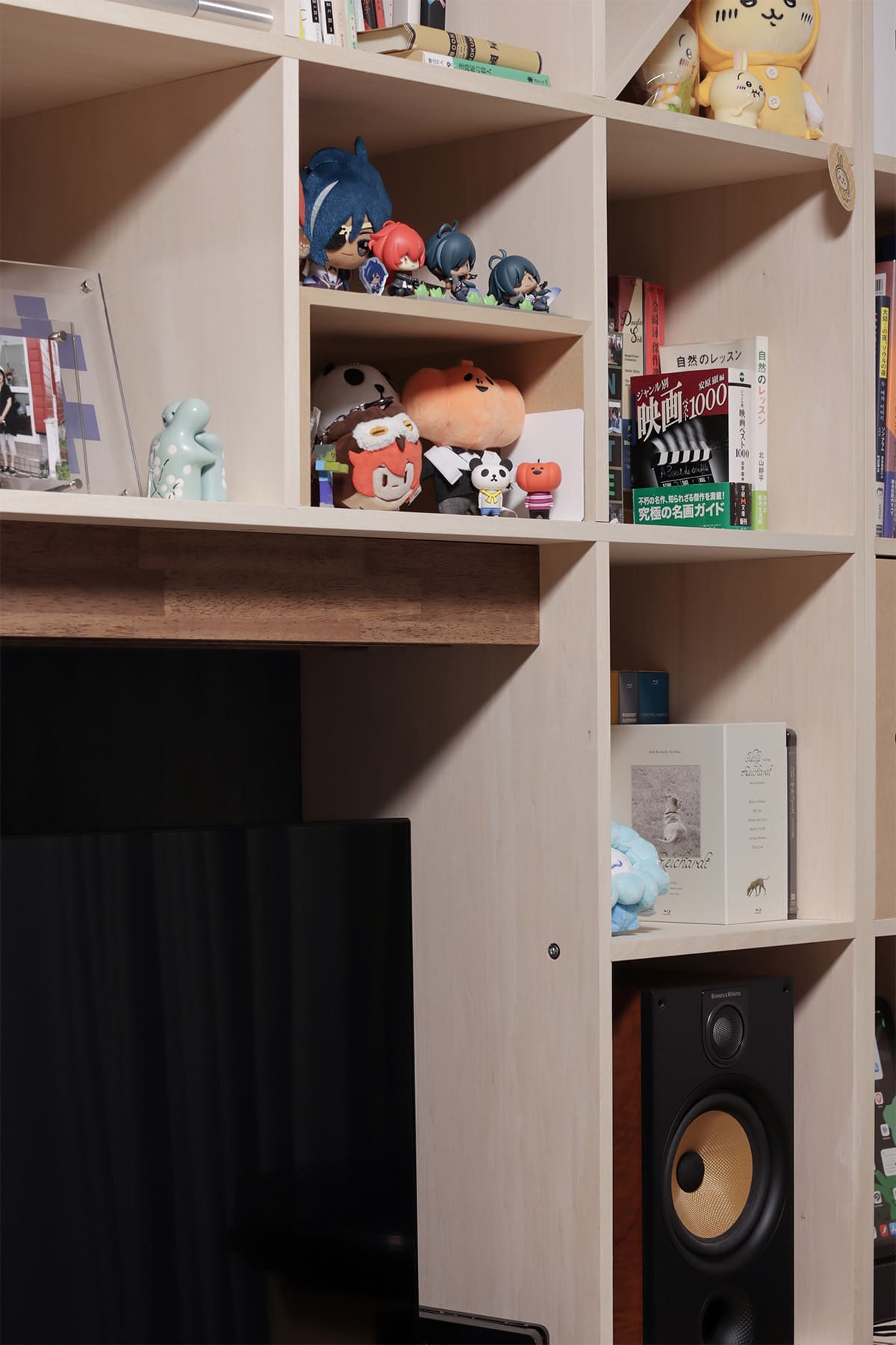 リビングのテレビボード - Shelf 壁一面の本棚 奥行350mm・スリム本棚 - マルゲリータお客様事例