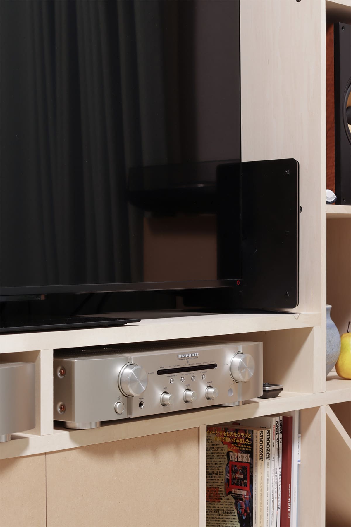 リビングのテレビボード - Shelf 壁一面の本棚 奥行350mm・スリム本棚 - マルゲリータお客様事例