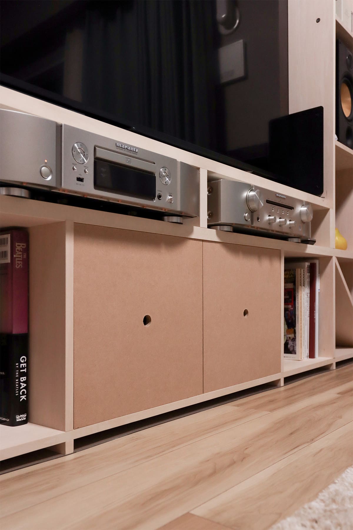 リビングのテレビボード - Shelf 壁一面の本棚 奥行350mm・スリム本棚 - マルゲリータお客様事例