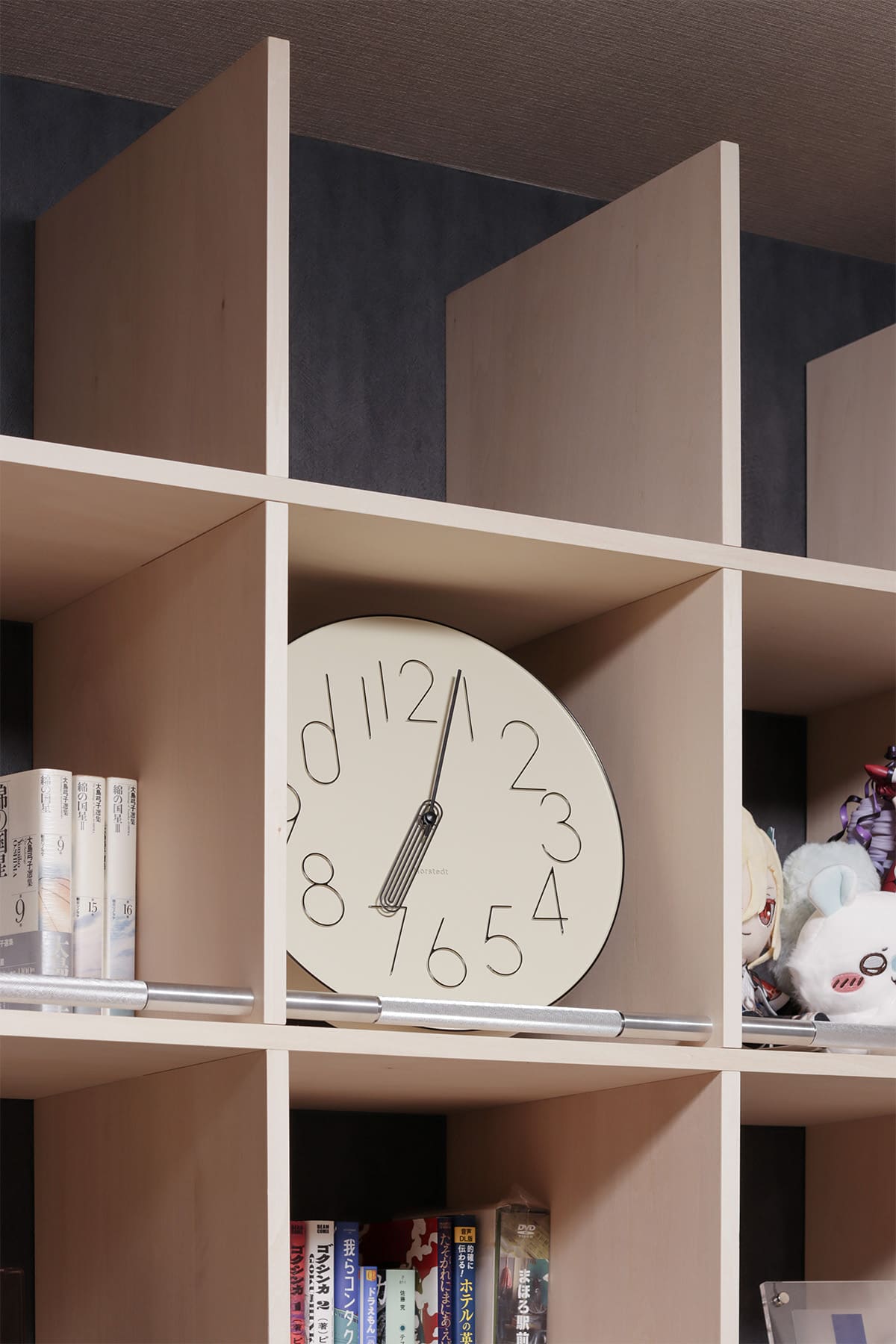リビングのテレビボード - Shelf 壁一面の本棚 奥行350mm・スリム本棚 - マルゲリータお客様事例