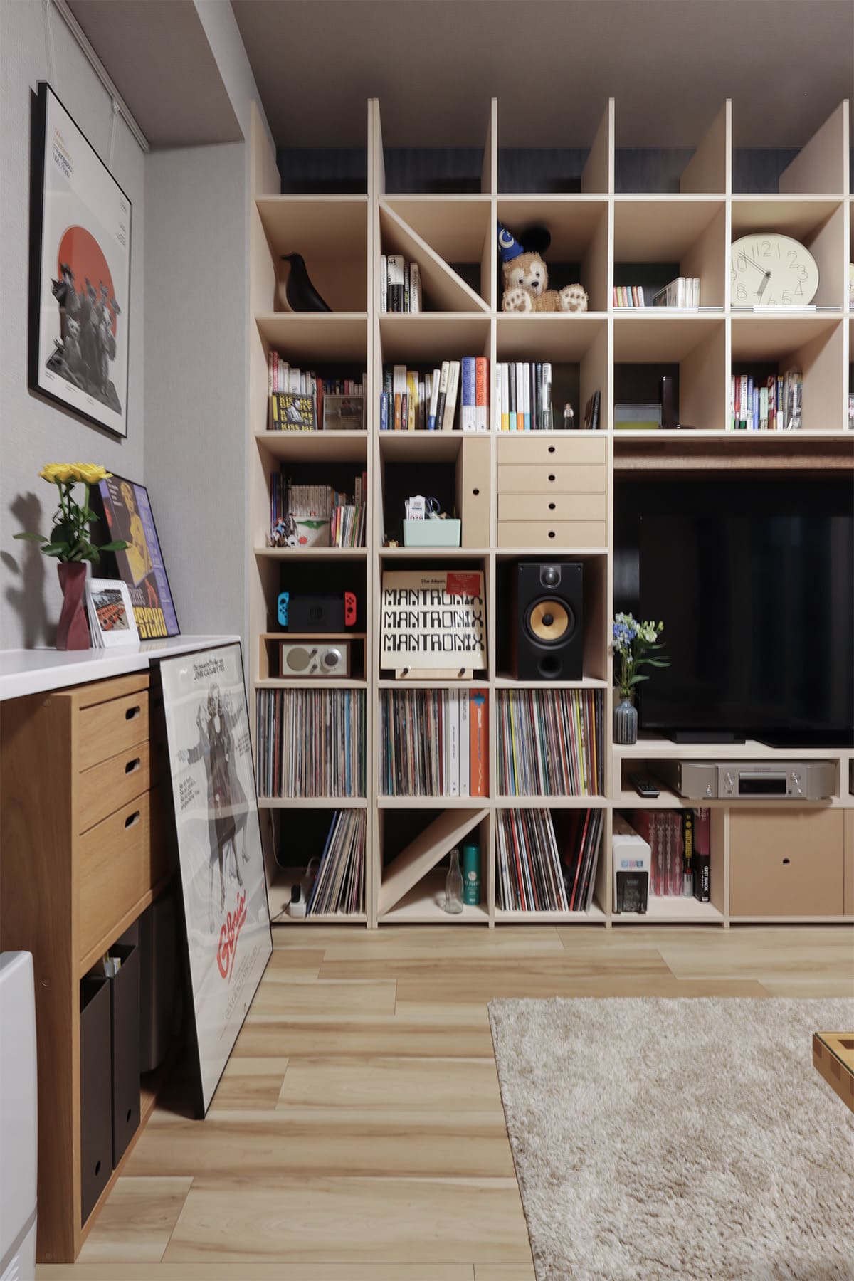 リビングのテレビボード - Shelf 壁一面の本棚 奥行350mm・スリム本棚 - マルゲリータお客様事例