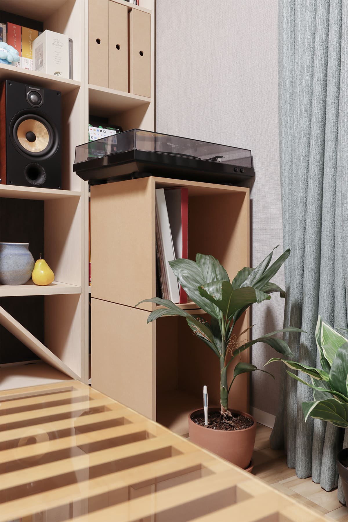 リビングのテレビボード - Shelf 壁一面の本棚 奥行350mm・スリム本棚 - マルゲリータお客様事例