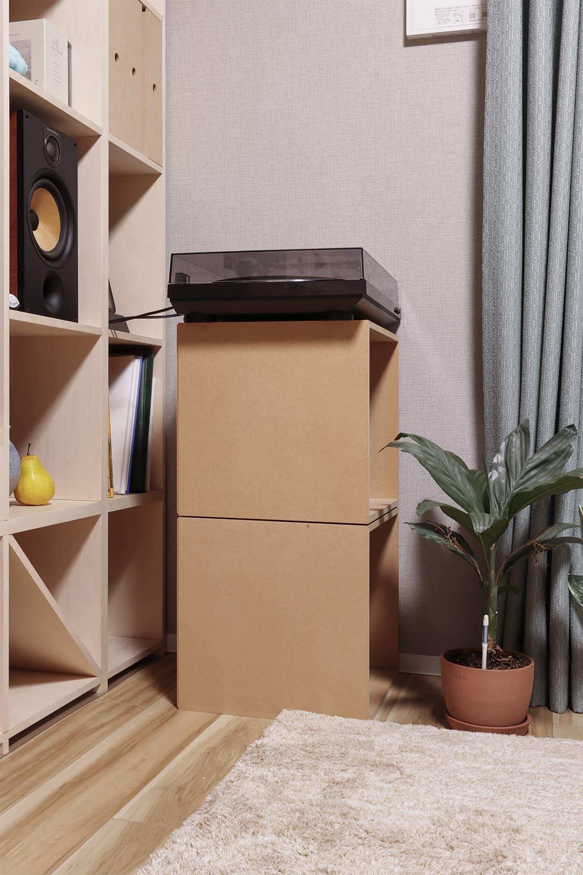 リビングのテレビボード - Shelf 壁一面の本棚 奥行350mm・スリム本棚 - マルゲリータお客様事例