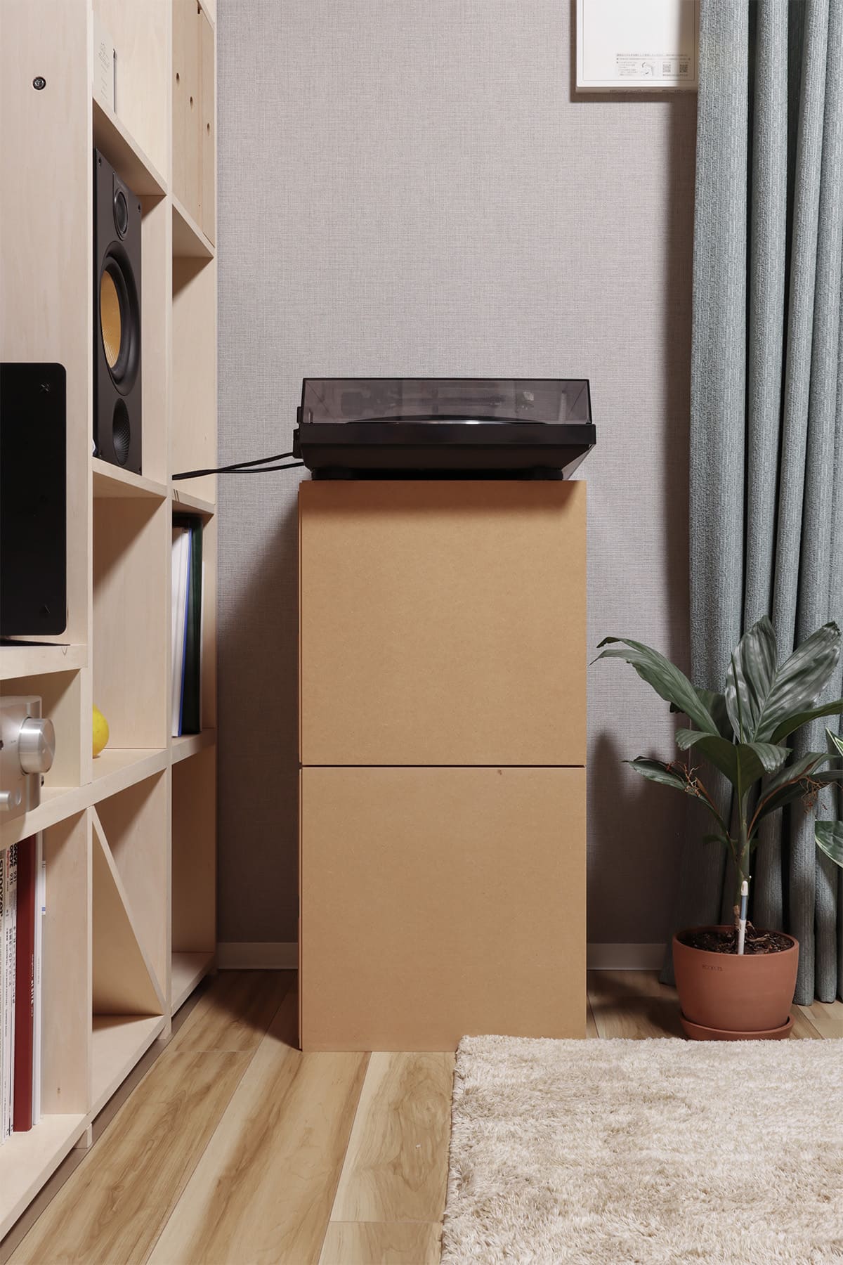 リビングのテレビボード - Shelf 壁一面の本棚 奥行350mm・スリム本棚 - マルゲリータお客様事例