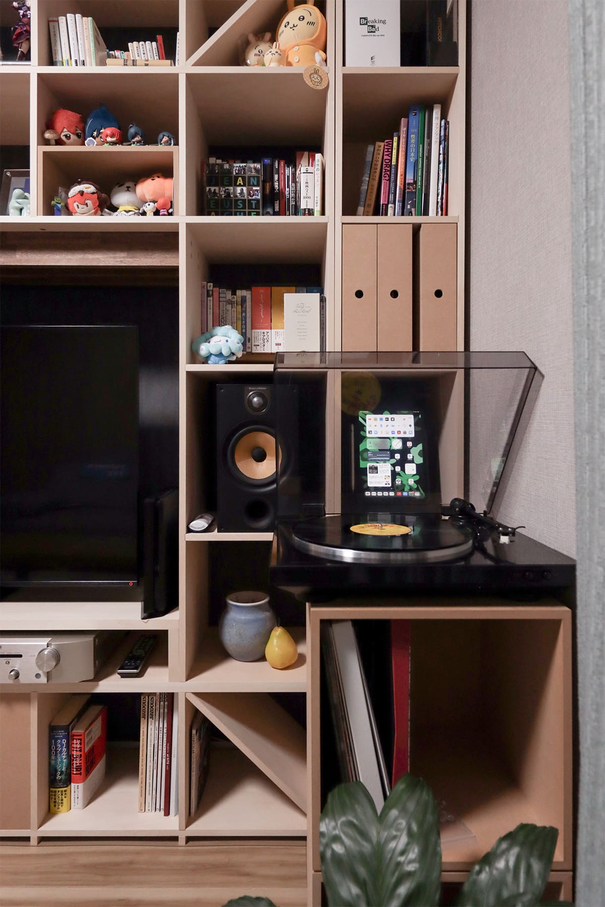 リビングのテレビボード - Shelf 壁一面の本棚 奥行350mm・スリム本棚 - マルゲリータお客様事例