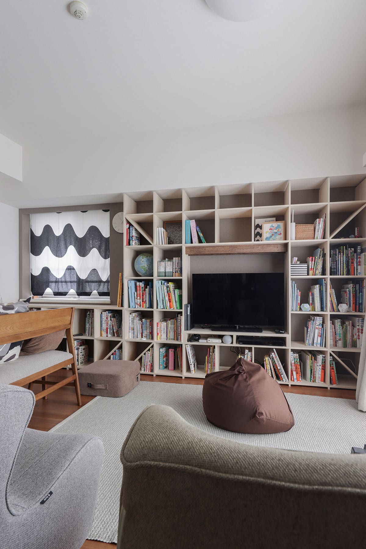 リビングのテレビボード - Shelf 壁一面の本棚 奥行350mm - マルゲリータお客様事例