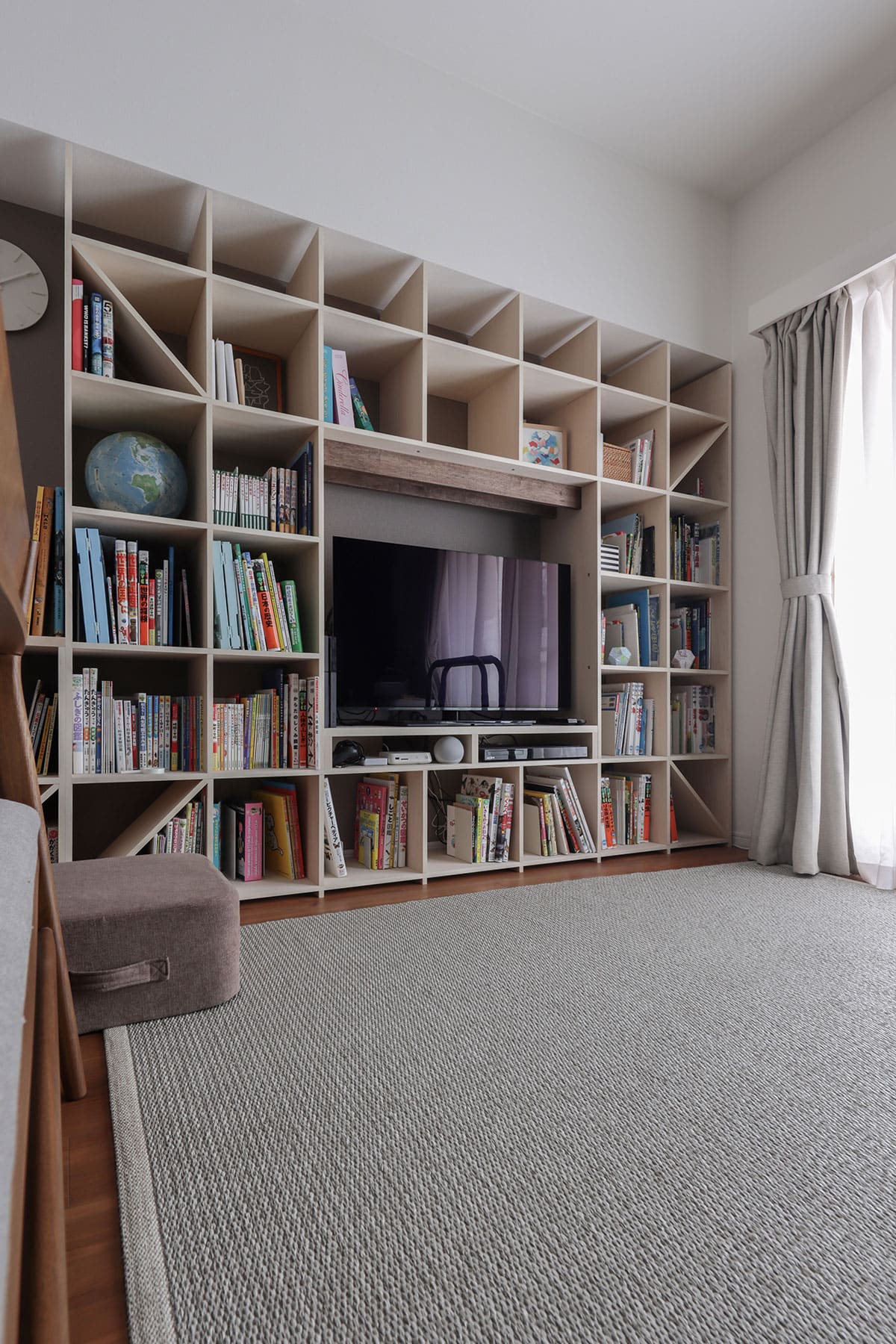 リビングのテレビボード - Shelf 壁一面の本棚 奥行350mm - マルゲリータお客様事例