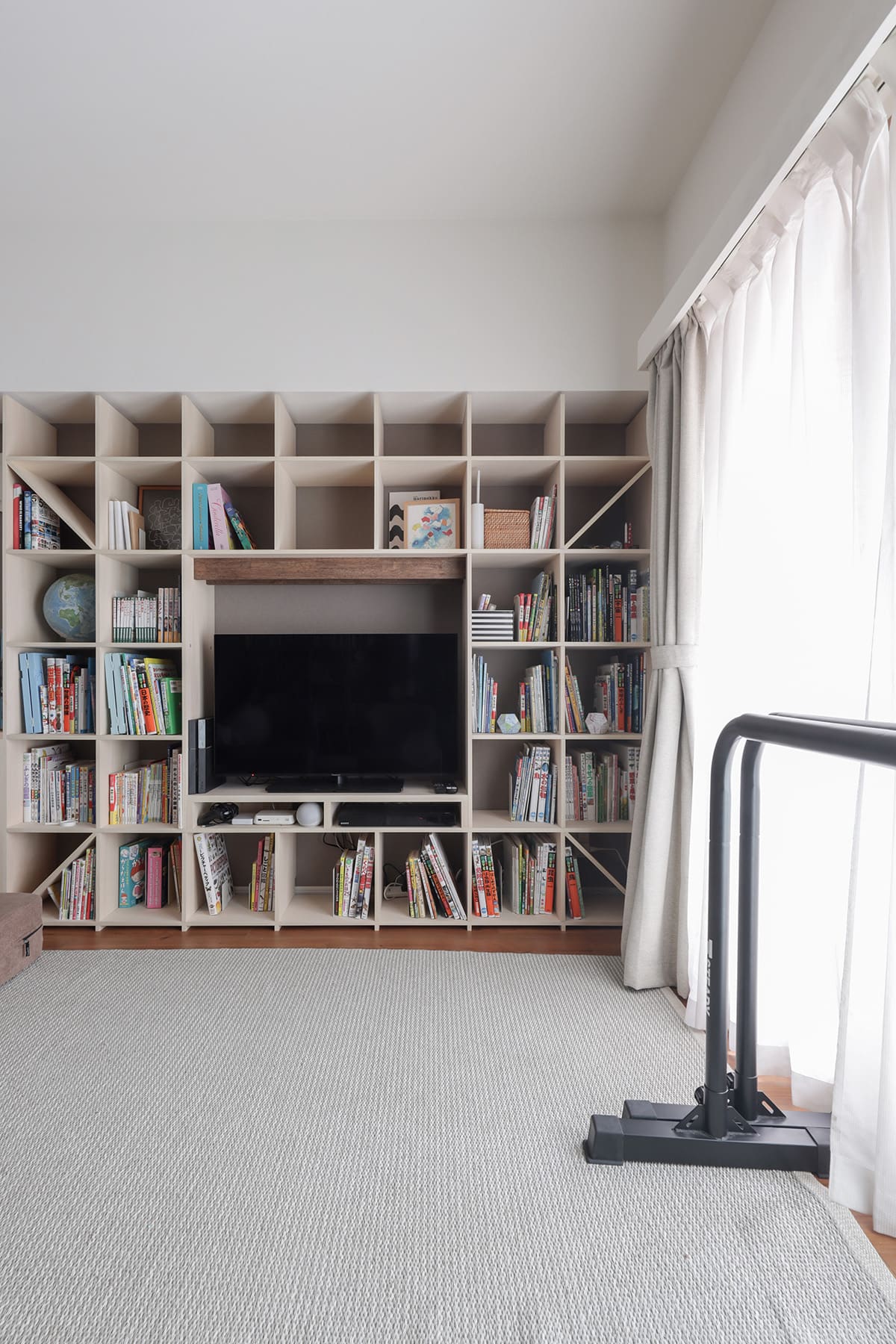 リビングのテレビボード - Shelf 壁一面の本棚 奥行350mm - マルゲリータお客様事例