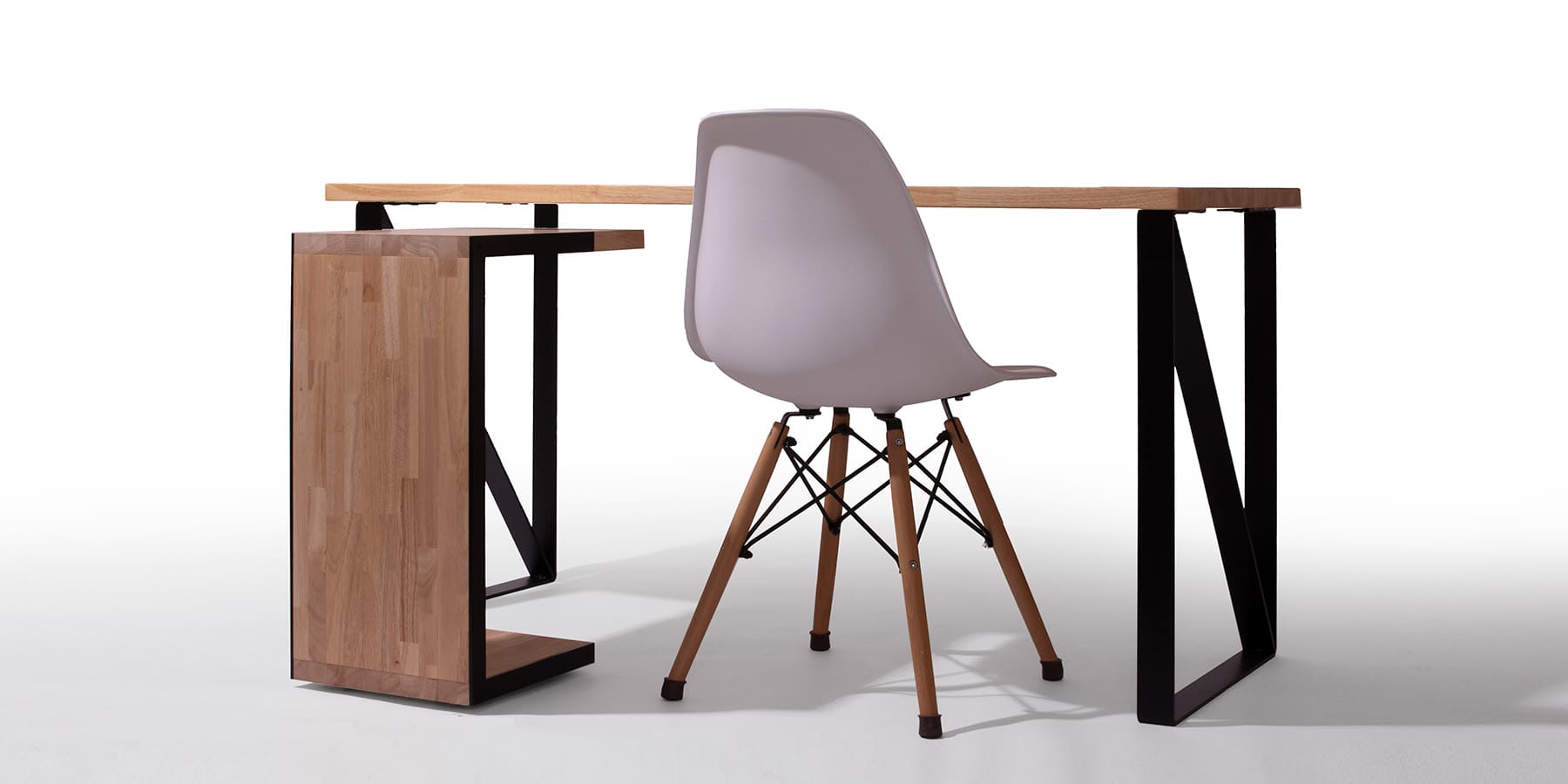 パソコンデスクはおしゃれで機能的なものを 木製・L字・ロータイプなどのおすすめの事例を紹介