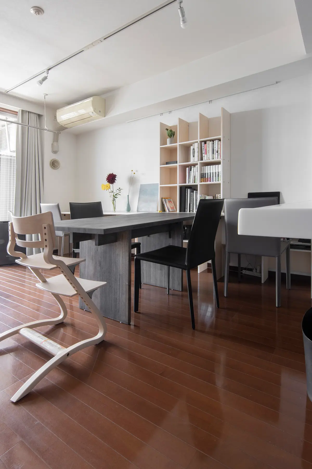 リビング・ダイニングにはソファではなく大きなテーブルの事例を紹介