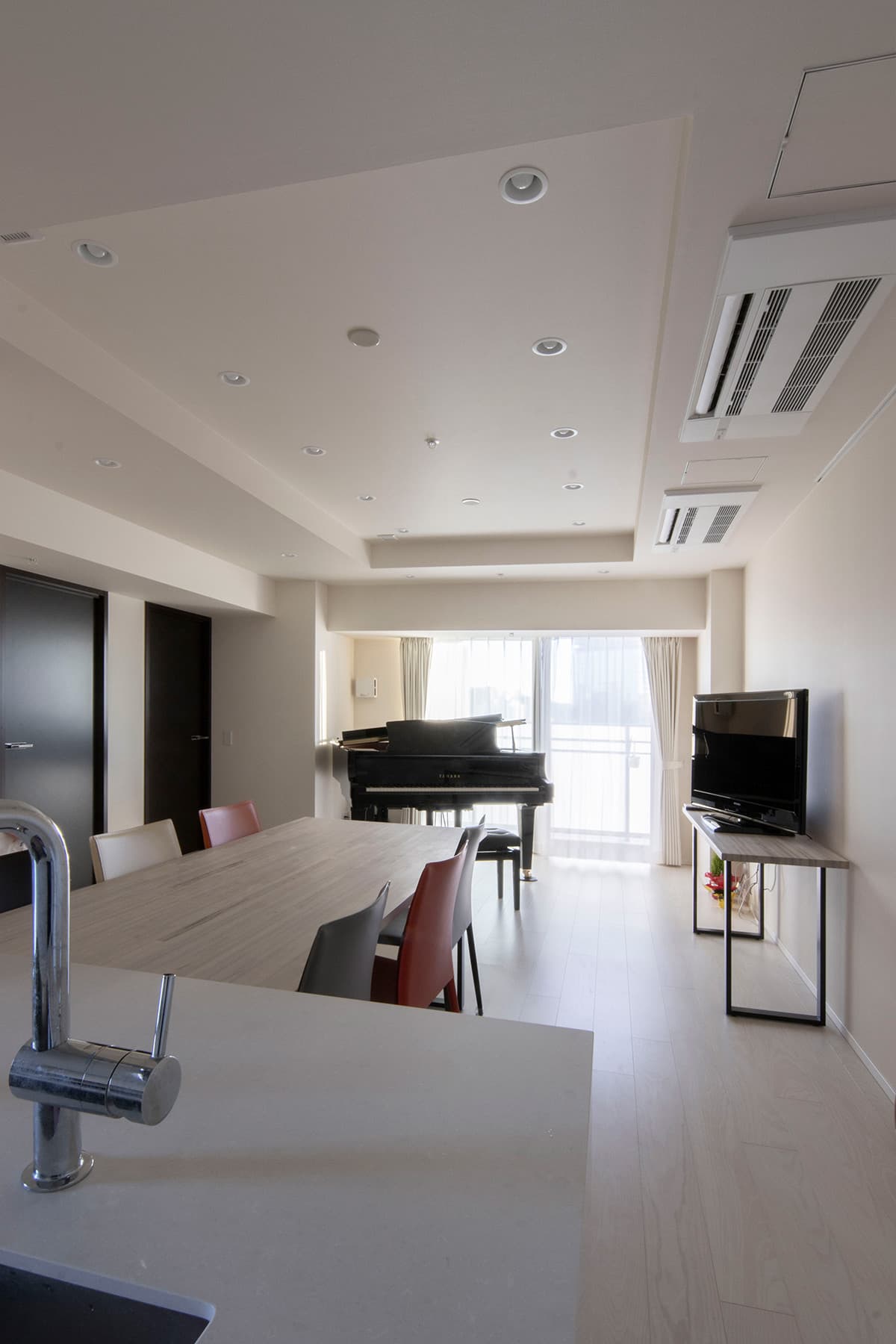 リビング・ダイニングにはソファではなく大きなテーブルの事例を紹介