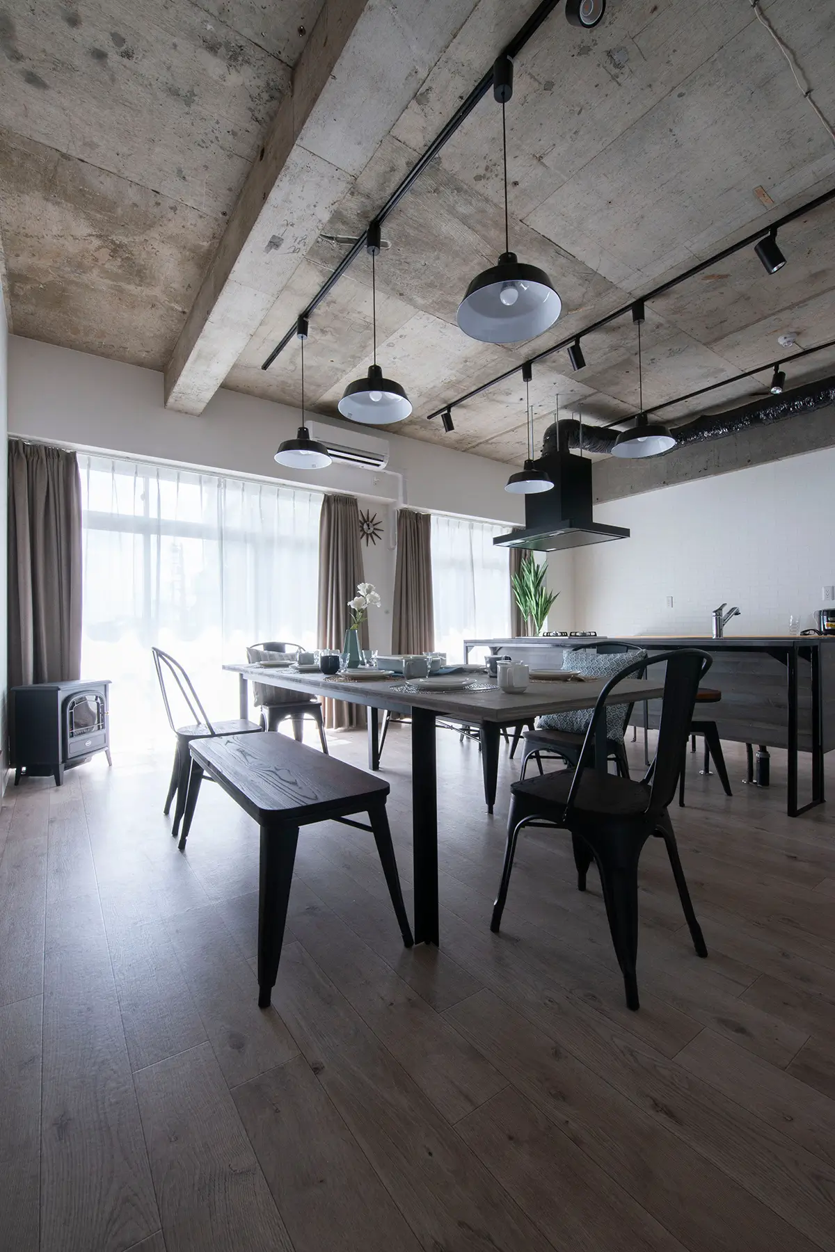 リビング・ダイニングにはソファではなく大きなテーブルの事例を紹介