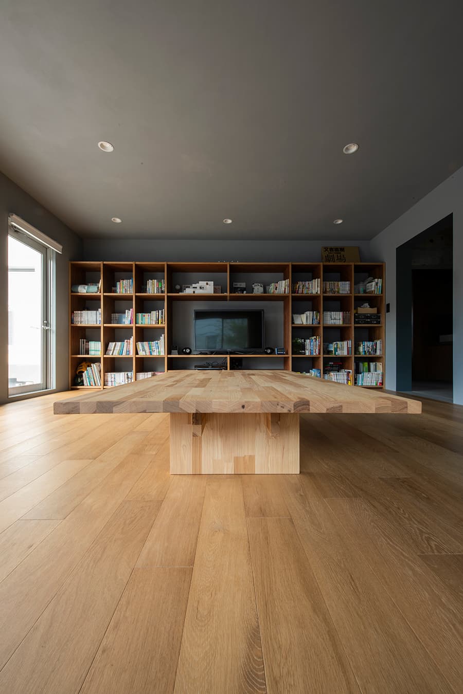 リビング・ダイニングにはソファではなく大きなテーブルの事例を紹介