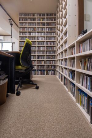 壁一面のCD棚 - Shelf 壁一面のコミック本棚 奥行180mm - マルゲリータお客様事例