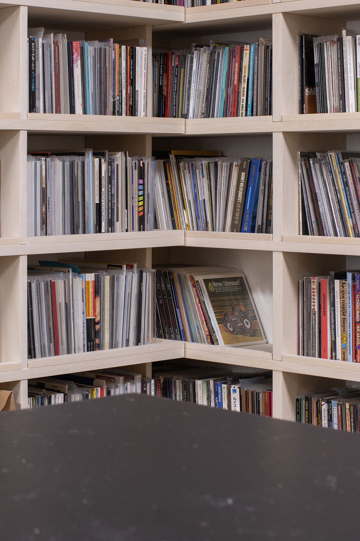 壁一面のCD棚 - Shelf 壁一面のコミック本棚 奥行180mm - マルゲリータお客様事例