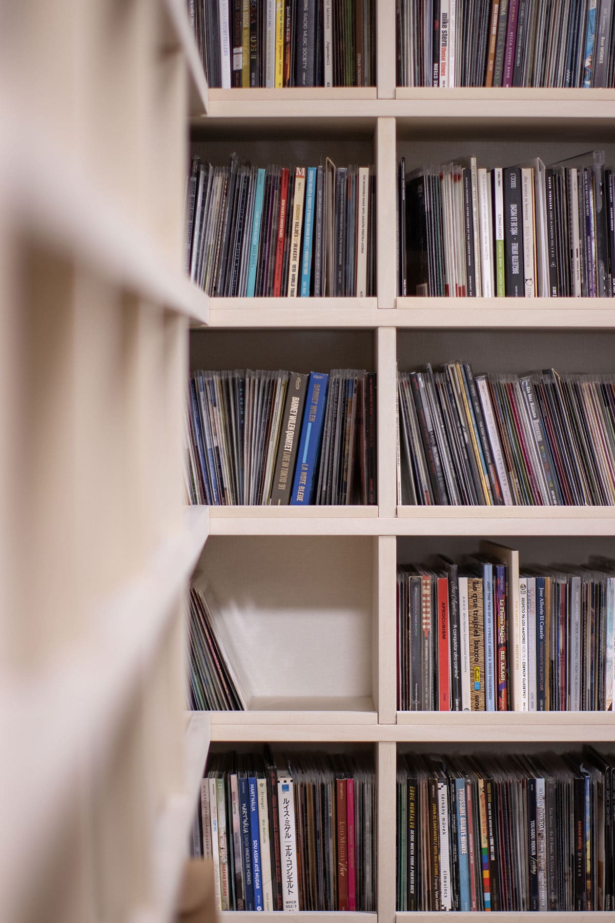 壁一面のCD棚 - Shelf 壁一面のコミック本棚 奥行180mm - マルゲリータお客様事例