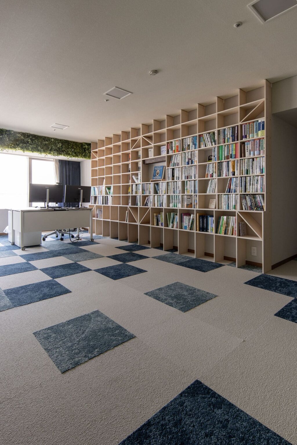 法律事務所の本棚 - Shelf 壁一面の本棚 奥行250mm - マルゲリータお客様事例