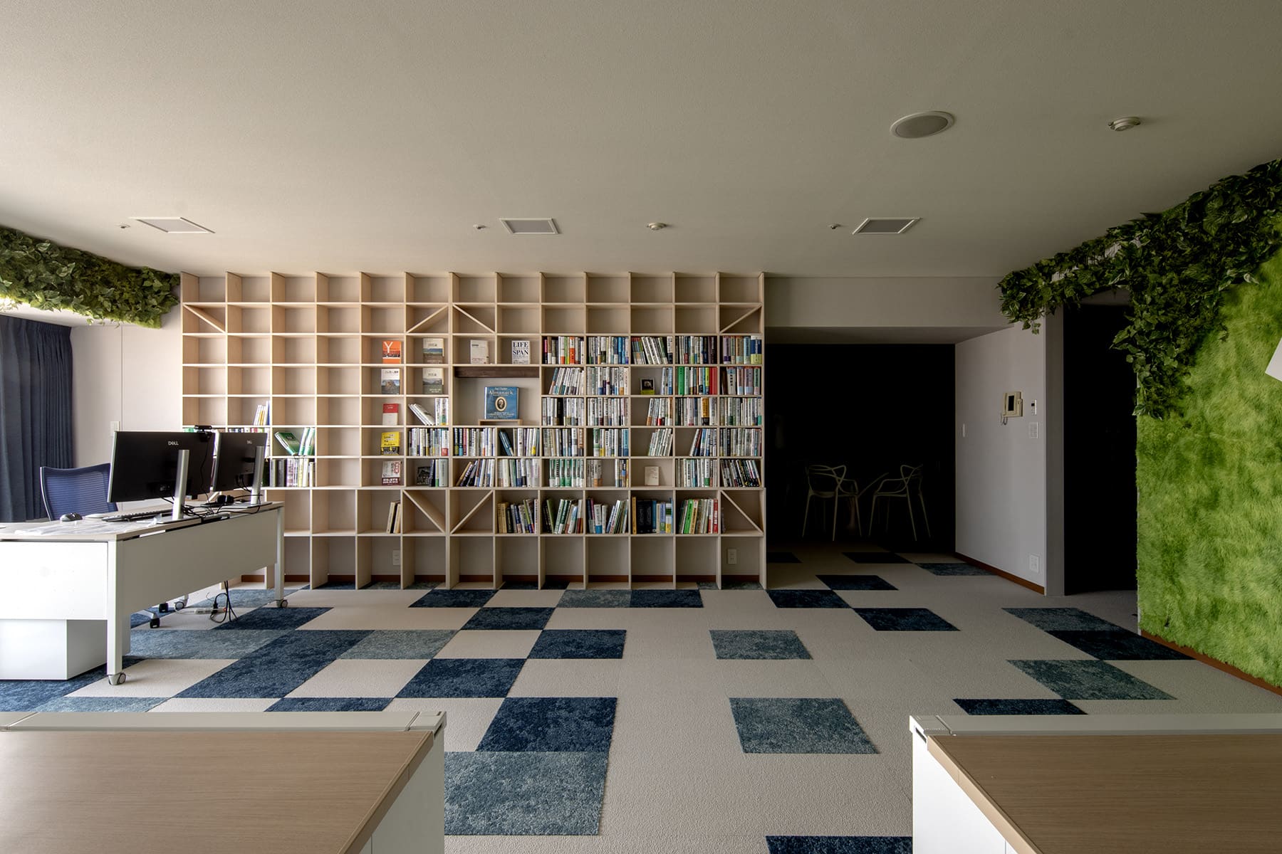 法律事務所の本棚 - Shelf 壁一面の本棚 奥行250mm - マルゲリータお客様事例