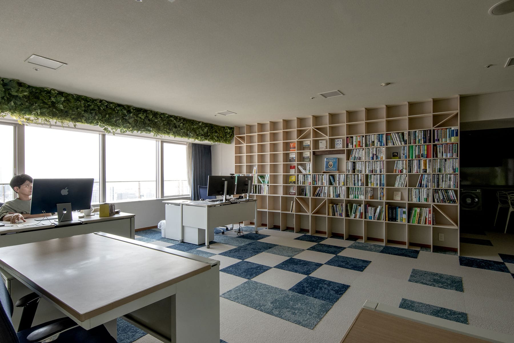 法律事務所の本棚 - Shelf 壁一面の本棚 奥行250mm - マルゲリータお客様事例