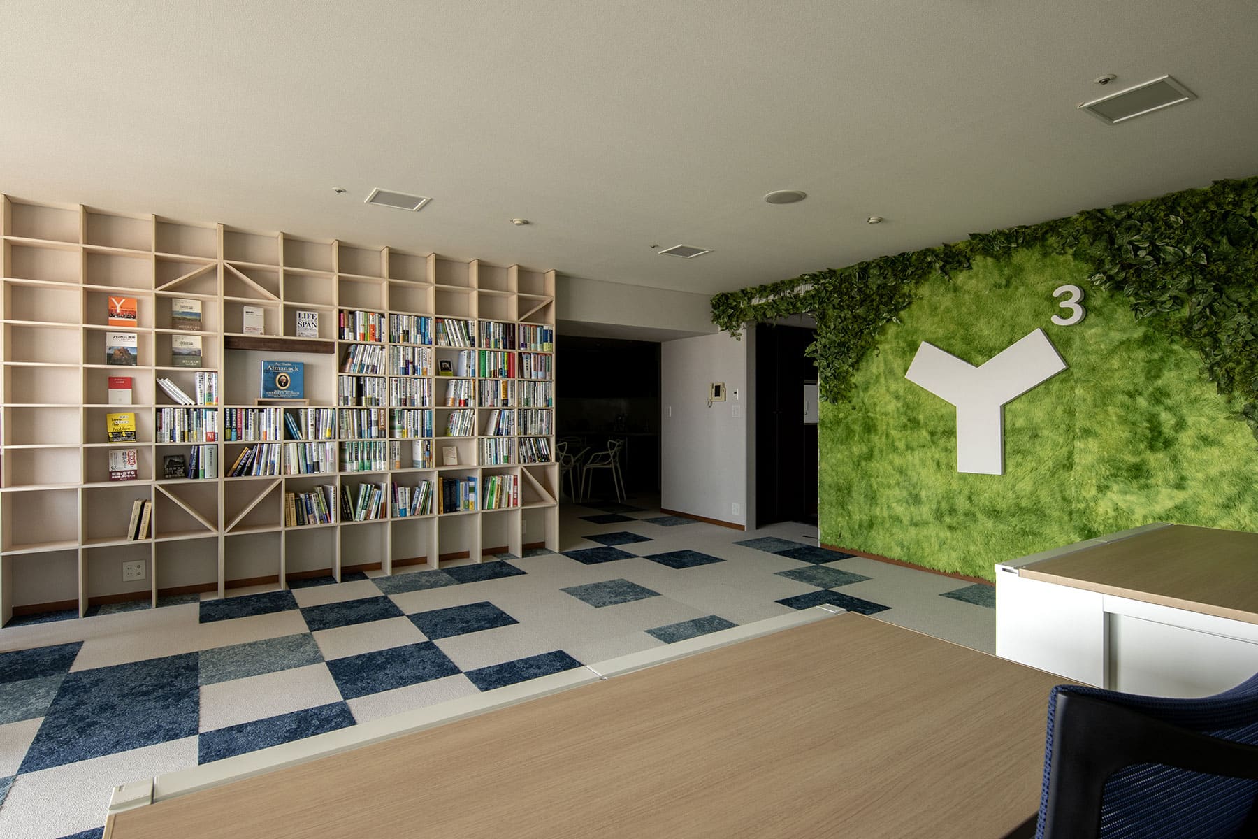 法律事務所の本棚 - Shelf 壁一面の本棚 奥行250mm - マルゲリータお客様事例