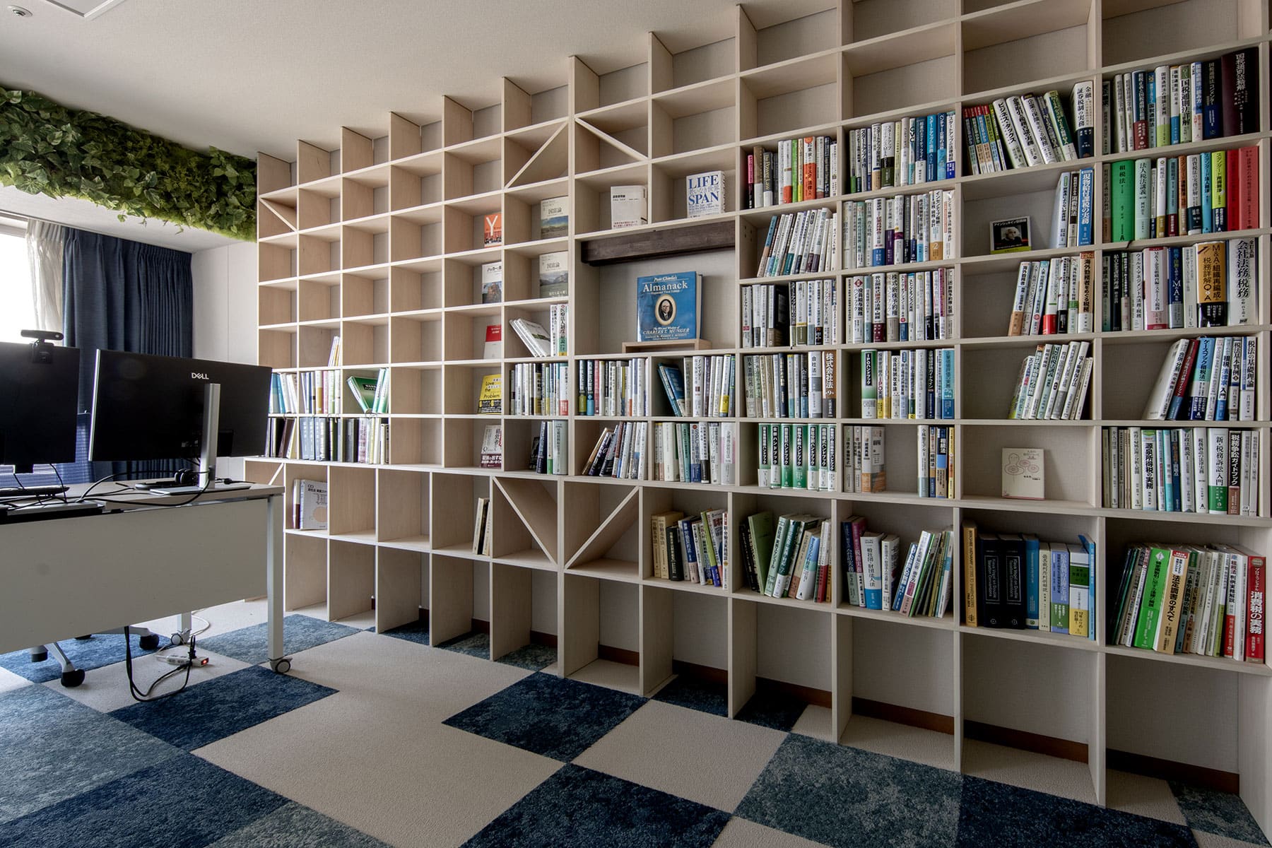 法律事務所の本棚 - Shelf 壁一面の本棚 奥行250mm - マルゲリータお客様事例