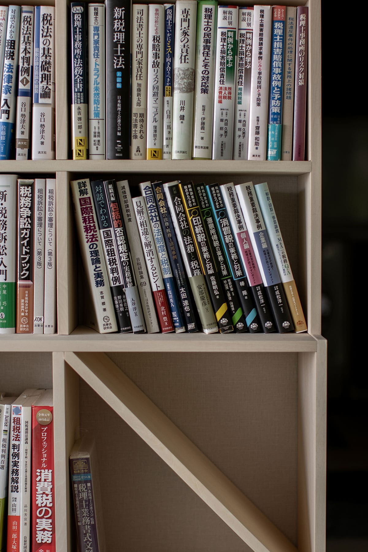 法律事務所の本棚 - Shelf 壁一面の本棚 奥行250mm - マルゲリータお客様事例