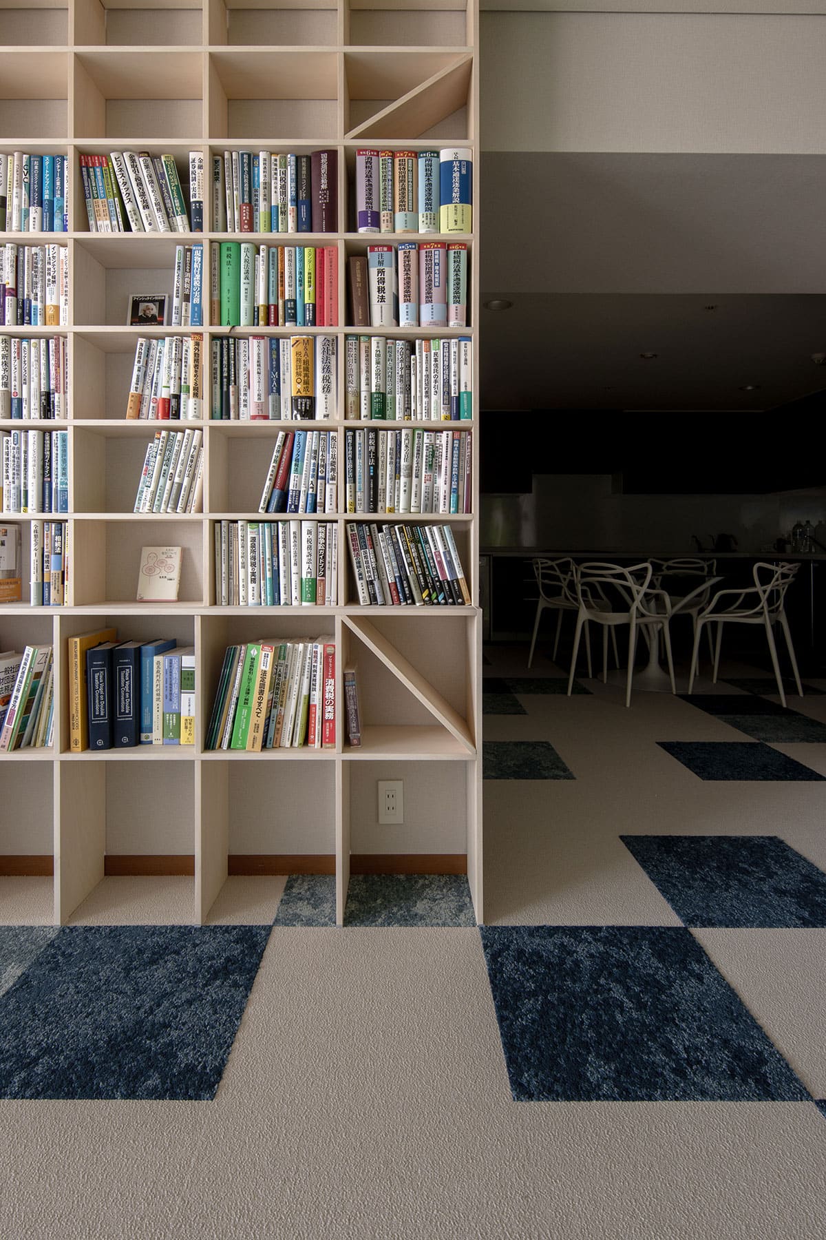 法律事務所の本棚 - Shelf 壁一面の本棚 奥行250mm - マルゲリータお客様事例