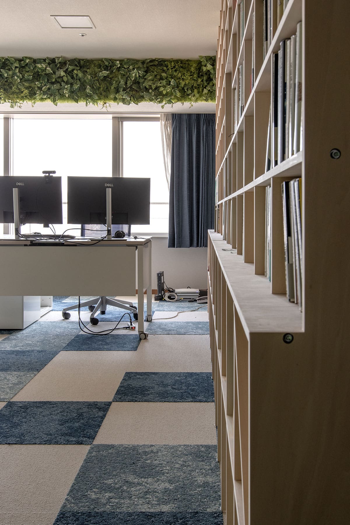 法律事務所の本棚 - Shelf 壁一面の本棚 奥行250mm - マルゲリータお客様事例