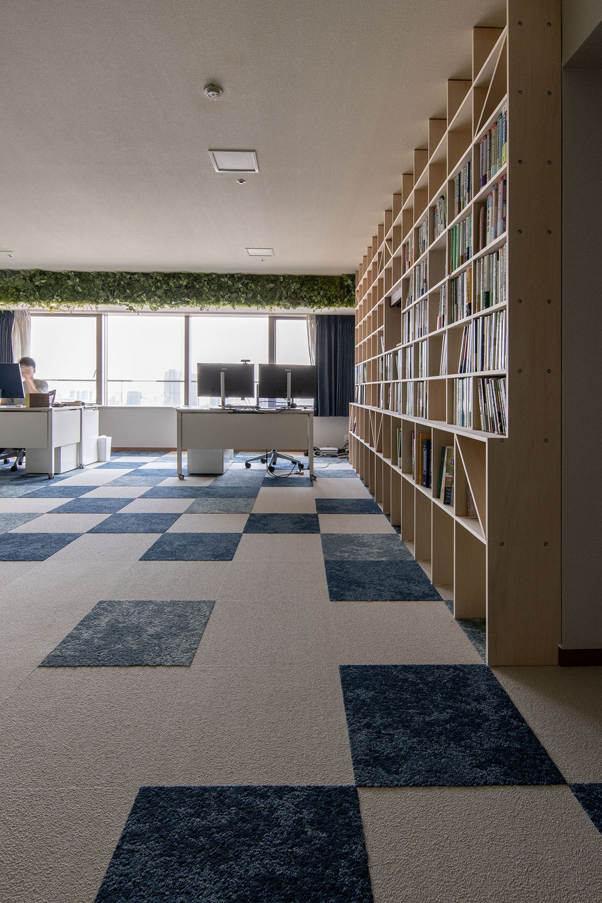 法律事務所の本棚 - Shelf 壁一面の本棚 奥行250mm - マルゲリータお客様事例