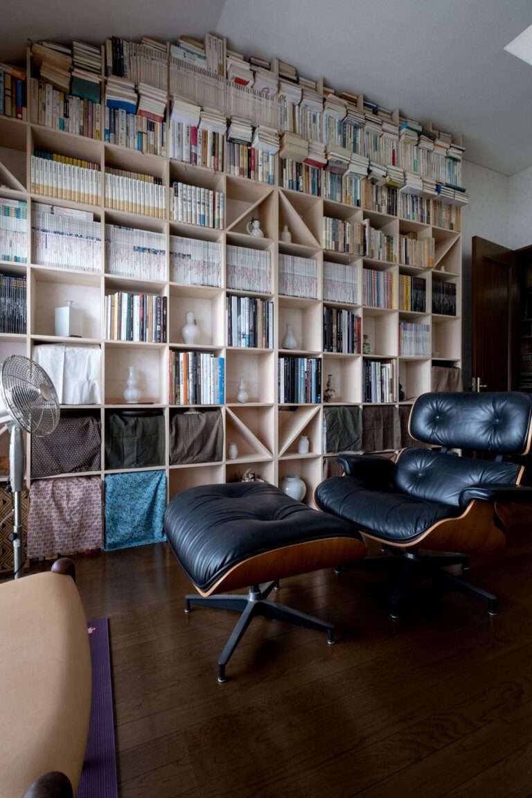 壁一面を支配する書棚と名作チェアが生む、理想の読書空間 – Shelf 壁一面の本棚 奥行250mm – マルゲリータお客様事例