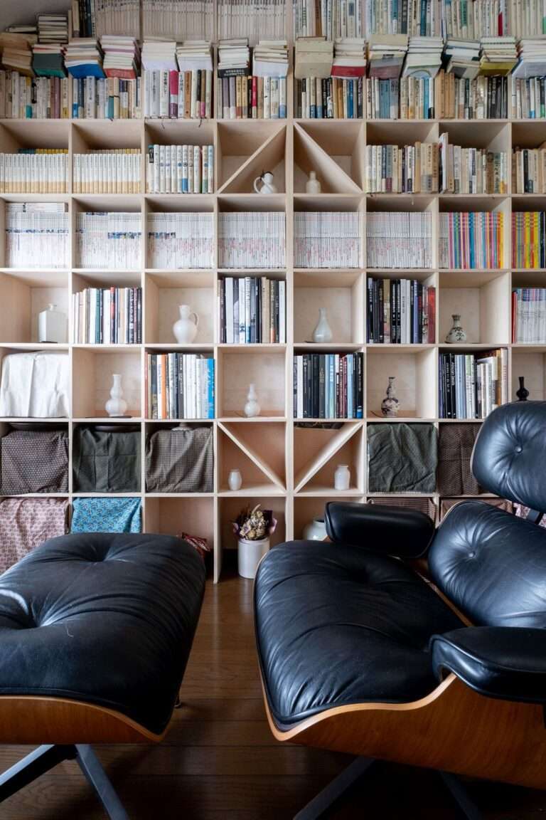 壁一面を支配する書棚と名作チェアが生む、理想の読書空間 – Shelf 壁一面の本棚 奥行250mm – マルゲリータお客様事例